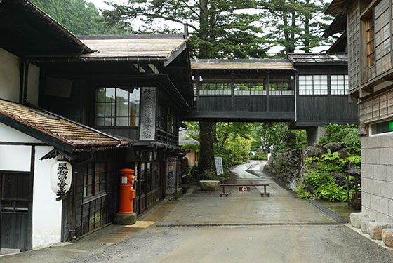 「日本秘湯を守る宿」の提灯を掲げる長壽館