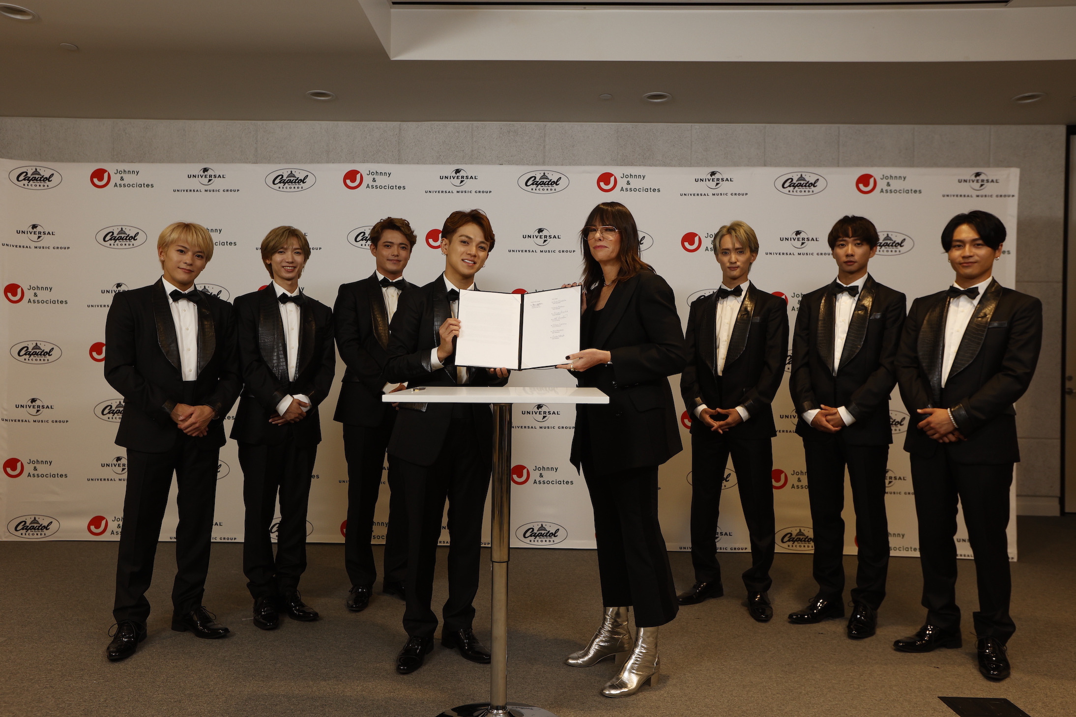 Travis Japan調印式with Capitol Music Group会長兼 CEO Michelle Jubelirer　